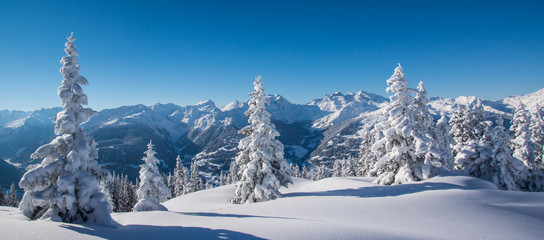 Obraz premium Winterpanorama in den tief verschneiten Bergen