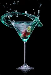 Gartenposter Martini-Getränk auf dunklem Hintergrund © Lukas Gojda