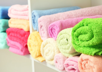 Obraz na płótnie Canvas kolorowe ręczniki na półkach w łazience