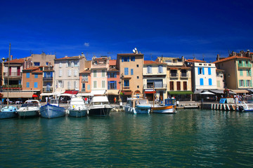 Fototapeta na wymiar Port w niesamowitym mieście - Cassis z jachtów, Francja,