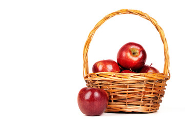 pommes juteuses dans un panier d'osier