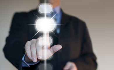 business man avec écran tactile à compléter