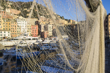 Il porto di Camogli attraverso una rete da pesca