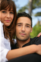 Obraz premium Couple hugging in the park