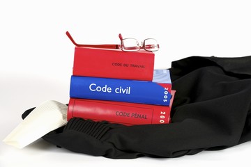 codes justice sur robe avocat