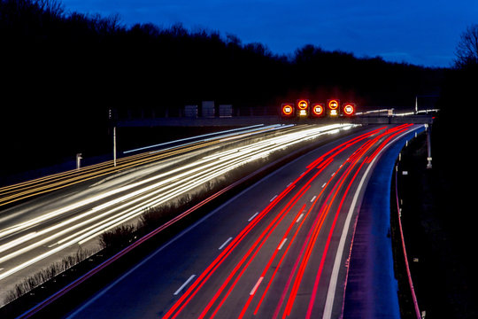 Nachtaufnahme - Autos auf Autobahn