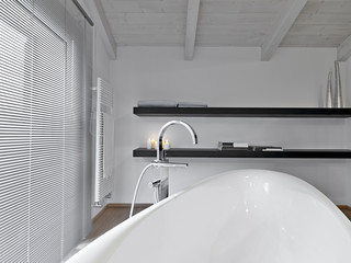 dettaglio della vasca di un bagno moderno nel sottotetto