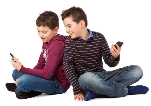 Zwei freundliche Teenager mit Smartphones
