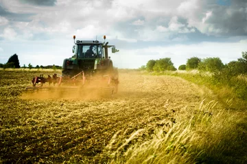 Photo sur Plexiglas Tracteur Le tracteur laboure le champ
