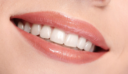 Fototapety  Kobieta uśmiecha się z zębami na białym tle