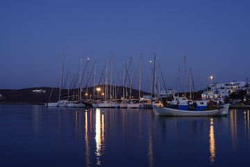 Fototapeta na wymiar nocy widok portu w Wyspa Serifos