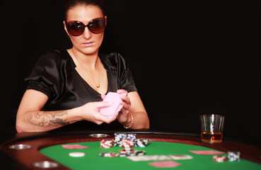 Frau spielt Poker