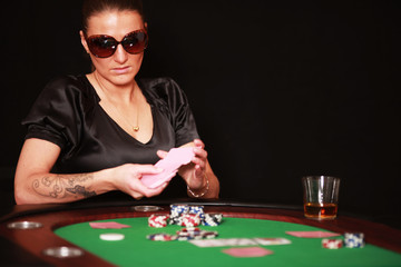 junge Frau am Pokertisch