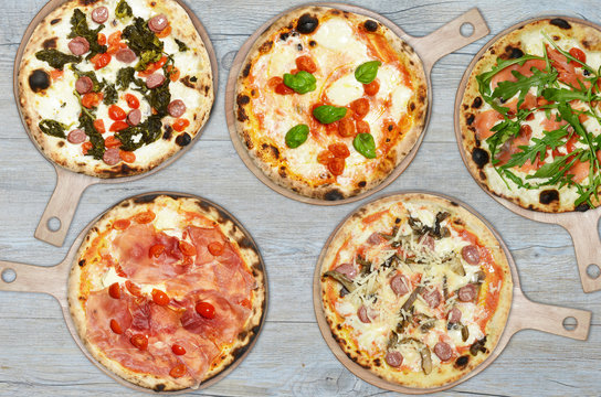 pizze assortite su tagliere di legno