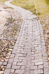 camino sinuoso de adoquines de granito