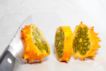 Kiwano in drei Teile geschnitten