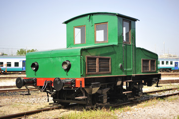 Fototapeta na wymiar Mała zielona lokomotywa