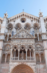 Fototapeta na wymiar Fasada katedry w Ferrara, Włochy