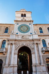 Fototapeta na wymiar wieża zegarowa z Palazzo del Capitanio w Padwie
