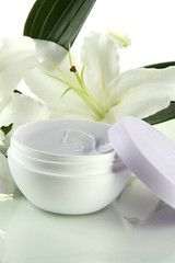 Obraz na płótnie Canvas Cosmetic cream i piękne lilie, odizolowane na białym