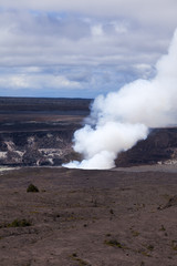Fototapeta na wymiar Para i dym unoszący się z aktywnego wentylacyjne w kraterze Kilauea