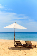 Fototapeta na wymiar Leżaki i parasol na plaży