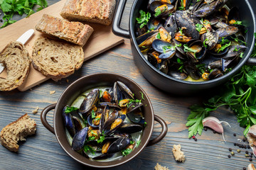 Fototapeta na wymiar Mussels served with bread in a country way