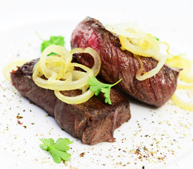 Rindersteak mit Zwiebeln