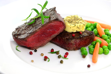Pfeffersteak mit Kräuterbutter