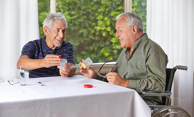 Senioren nehmen Medikamente im Pflegeheim