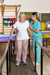 Seniorin auf Laufband bei Physiotherapie