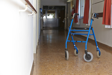Rollator im Gang einer Klinik
