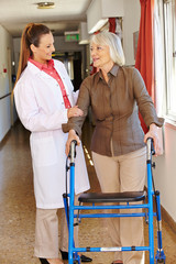 Krankenschwester redet mit Seniorin
