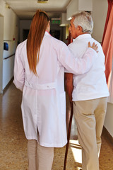 Krankenschwester hilft Senior im Pflegeheim