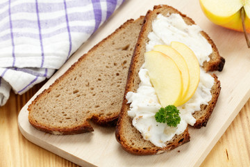 Schmalzbrot mit Apfelspalten