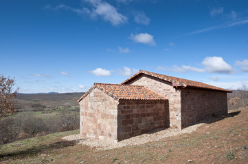 Fototapeta na wymiar Przywrócone kapliczka w San Millan de Lara, prowincji Burgos, Hiszpania