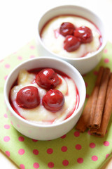 Griesbrei mit heißen Kirschen und Zimt