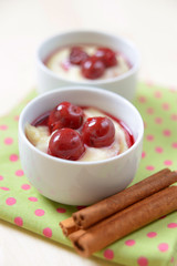 Grießbrei mit Sauerkirschen