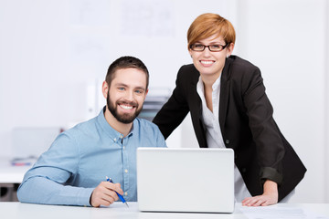 Fototapeta na wymiar zmotywowanych młodych kolegów pracujących na laptopie