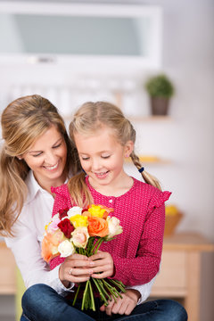 kind schenkt blumen zum muttertag