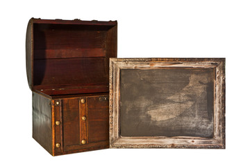 unbeschriebene Tafel mit offener Truhe