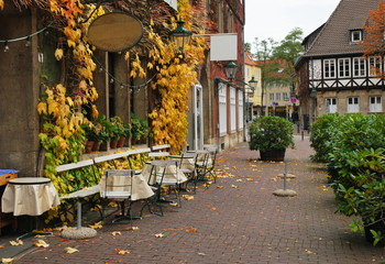 Fototapeta na wymiar Street Cafe jesienią w europejskim mieście