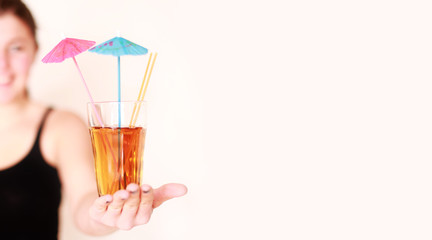 junges Mädchen präsentiert Cocktail