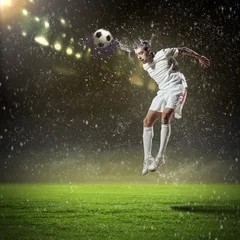 Deurstickers voetballer die de bal slaat © Sergey Nivens