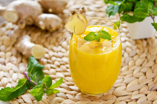 Mango with ginger smoothiie