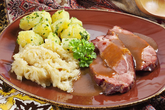 Kasseler mit Kartoffeln und Sauerkraut