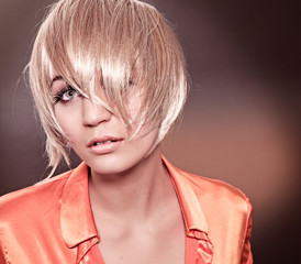 girl with blond bop / alterable 03