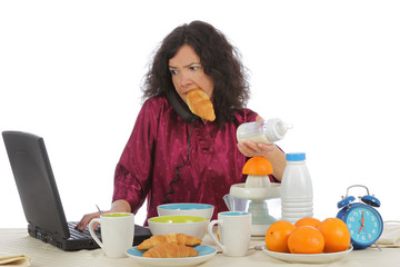 femme débordée au petit-déjeuner
