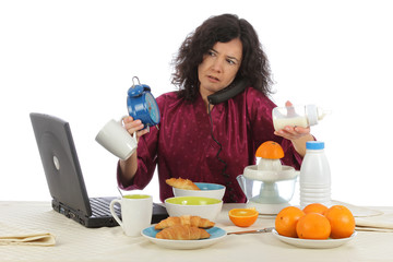 femme débordée au petit-déjeuner