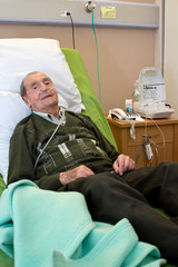 Homme (90s) hospitalisé, sous oxygène